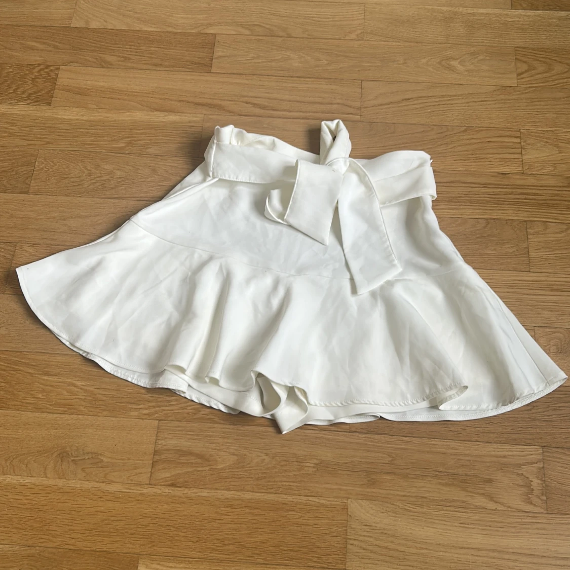 Vita volangshorts med knyt från Zara