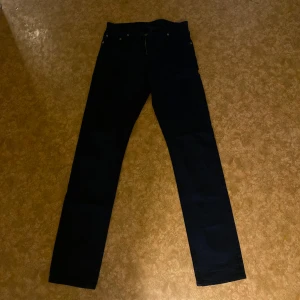 Levi's 505 svarta jeans - Svarta  Levi's 505 jeans med klassisk femficksdesign och raka ben. Jeansen har en snygg, enkel look med Levi's ikoniska läderpatch bak i midjan och röda logotag på bakfickan. Perfekta för dig som gillar stilrena och tidlösa jeans. Pris går att diskuteras eller byten funkar också, hör hjärna av er vid intresse eller funderingar!                 OBS: L35 är mindre än vad som står