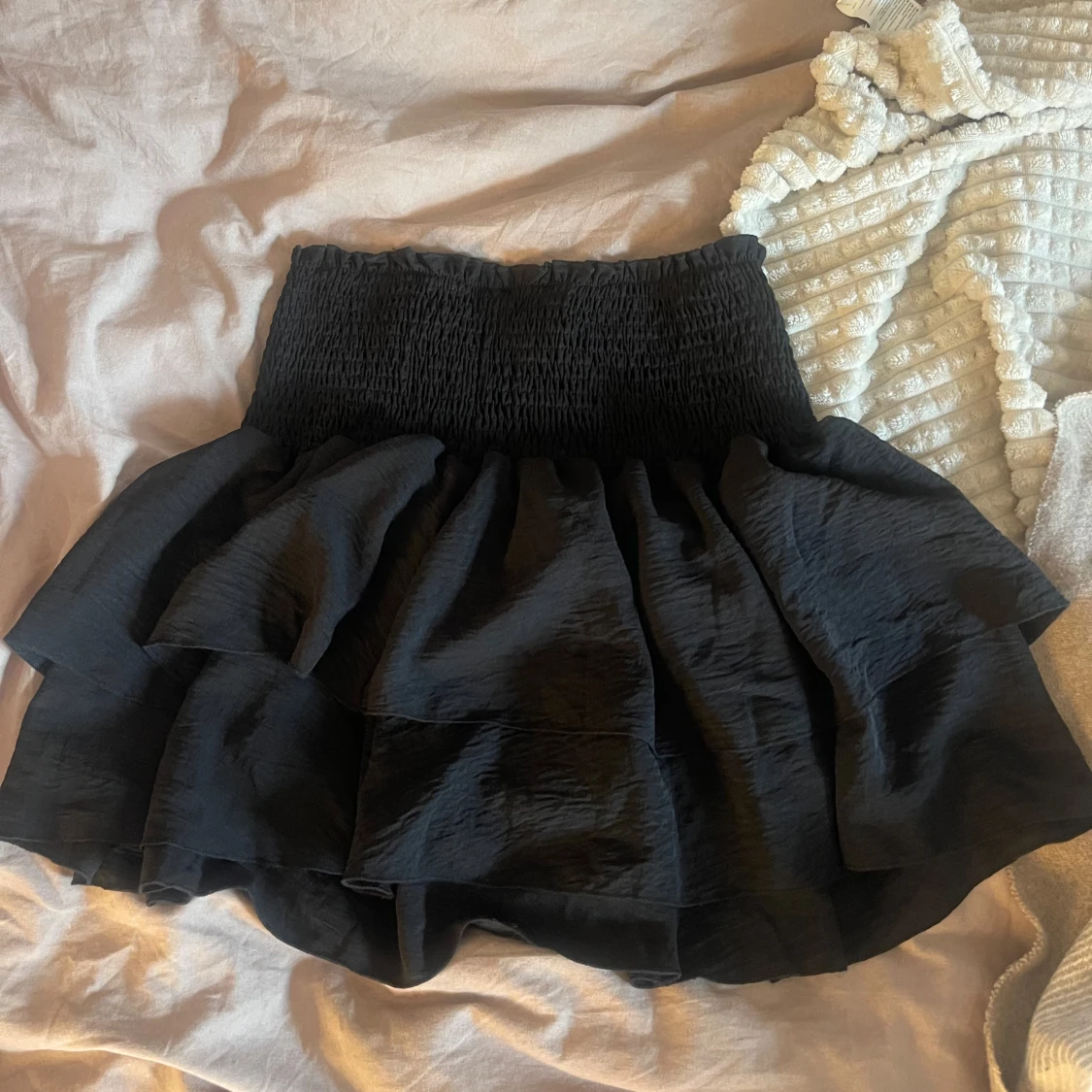 Svart volangkjol med smock - 1