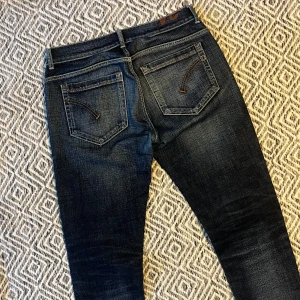 DONDUP GEORGE JEANS - Tjena! Säljer nu ett par tvär feta Dondup jeans! | Skick 9/10 Mycket bra! | Midja: 44cm | Längd: 108cm | Nypris ca 3500kr | Mitt pris 899kr | Kom gärna pm vid frågor eller funderingar | Postas eller möts upp i Gävle!