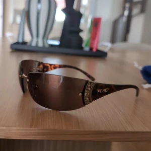 Bruna Fendi solglasögon  - Snygga Fendi solglasögon i shieldmodell som är till salu för att dem inte passar min stil, använda 2 gånger max och inget mer. kostade 2200, underbart skick, de blir billigare vid snabb affär, hör av er! 