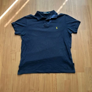 Marinblå pikétröja från Ralph Lauren - Tja säljer denna riktigt feta marinblå pike tröjan från Ralph lauren i mycket bra skick den är i storlek M hör av er om ni ör intresserad 