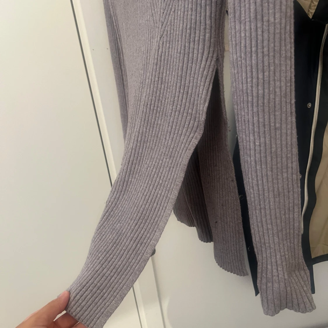 Ljusgrå ribbad polotröja med slits - 1