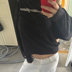 Champion tröja / crewneck - Snygg tröja från Champion i storlek L, men skulle nog säga att den mer är en oversized S. Använd en gång, ser helt ny ut förutom enstaka fläckar som inte syns på håll.