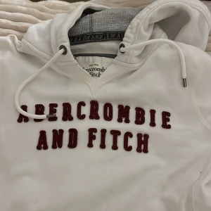 Vit hoodie från Abercrombie & Fitch - Vit hoodie från Abercrombie & Fitch. Kommer aldrig till användning. Super snygg och i jätte fint skick!