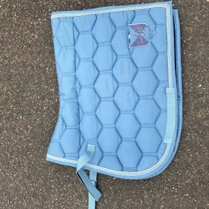 Superfint dressyrschabrak💙 - Använt några få gånger så jätte fint skick🤍