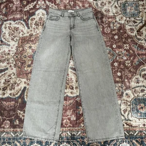 Gråa wide jeans från Gina - Low waist, vida ben! Sparsamt använda!