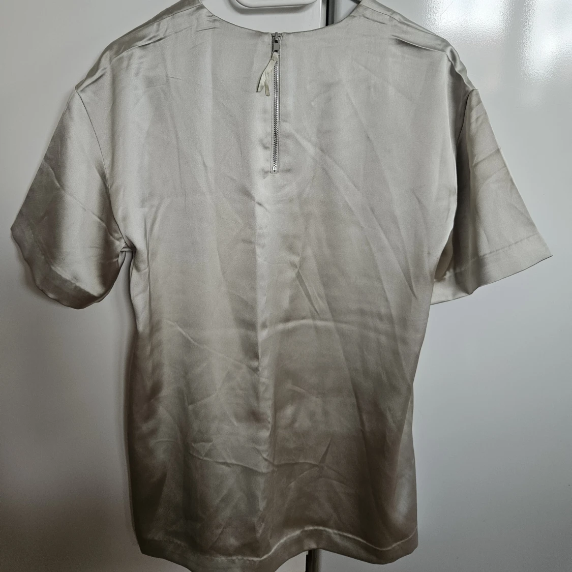 Beige satin t-shirt från H&M - 2