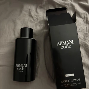 Armani Code Parfum herrdoft - Säljer en stilren och lyxig parfym från Giorgio Armani, Armani Code Parfum.  Kommer med originalkartong. Perfekt för dig som gillar exklusiva och moderna dofter.  Endast sprutad 2 gånger så flaskan är helt full, säljer billigt pga inget kvitto 