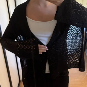 Svart kofta  - Säljer min fina svart stickad kofta med hålmönster i  storlek xs/s.💕😊(Pris går att diskutera) 