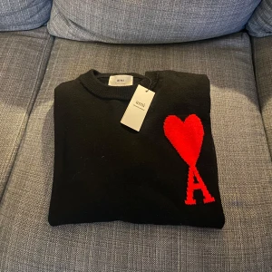 Ami Paris - Säljer denna Svarta Ami Paris tröjan i storlek M. Priset kan diskuteras. Allt medföljer och tröjan har nytt skick. Har Två av dessa så därför säljer jag ena då den inte gick att skicka Tillbaka.