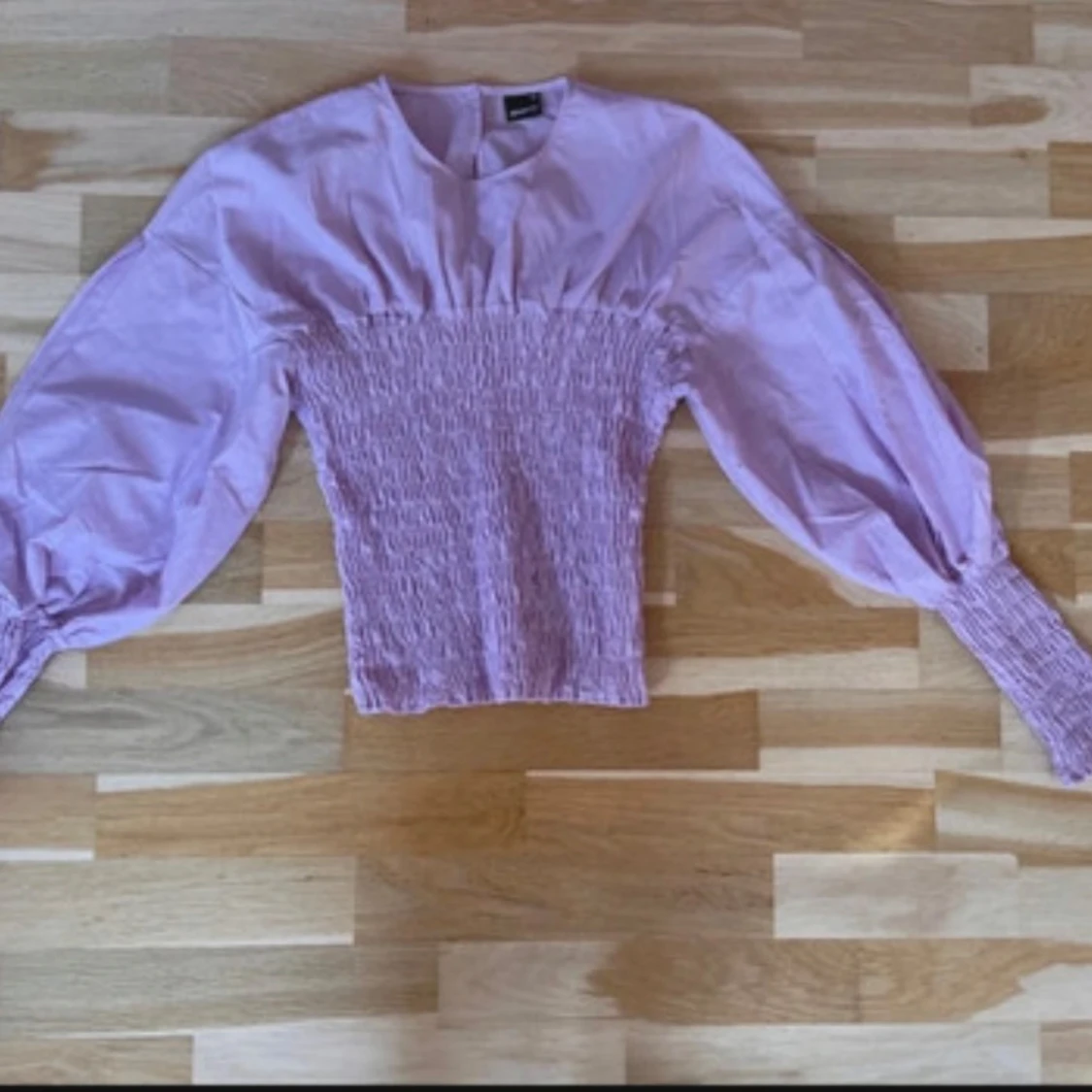 Ljuslila blus med puffärmar - 2