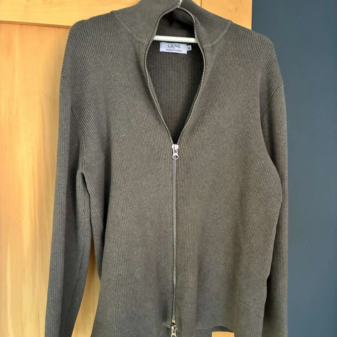 Olivgrön ribbad kofta från Ljung