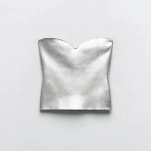 Zara silver topp  - Axelbandslös tubtopp i silver. Storlek L men liten i storleken så skulle säga att den passar M också.