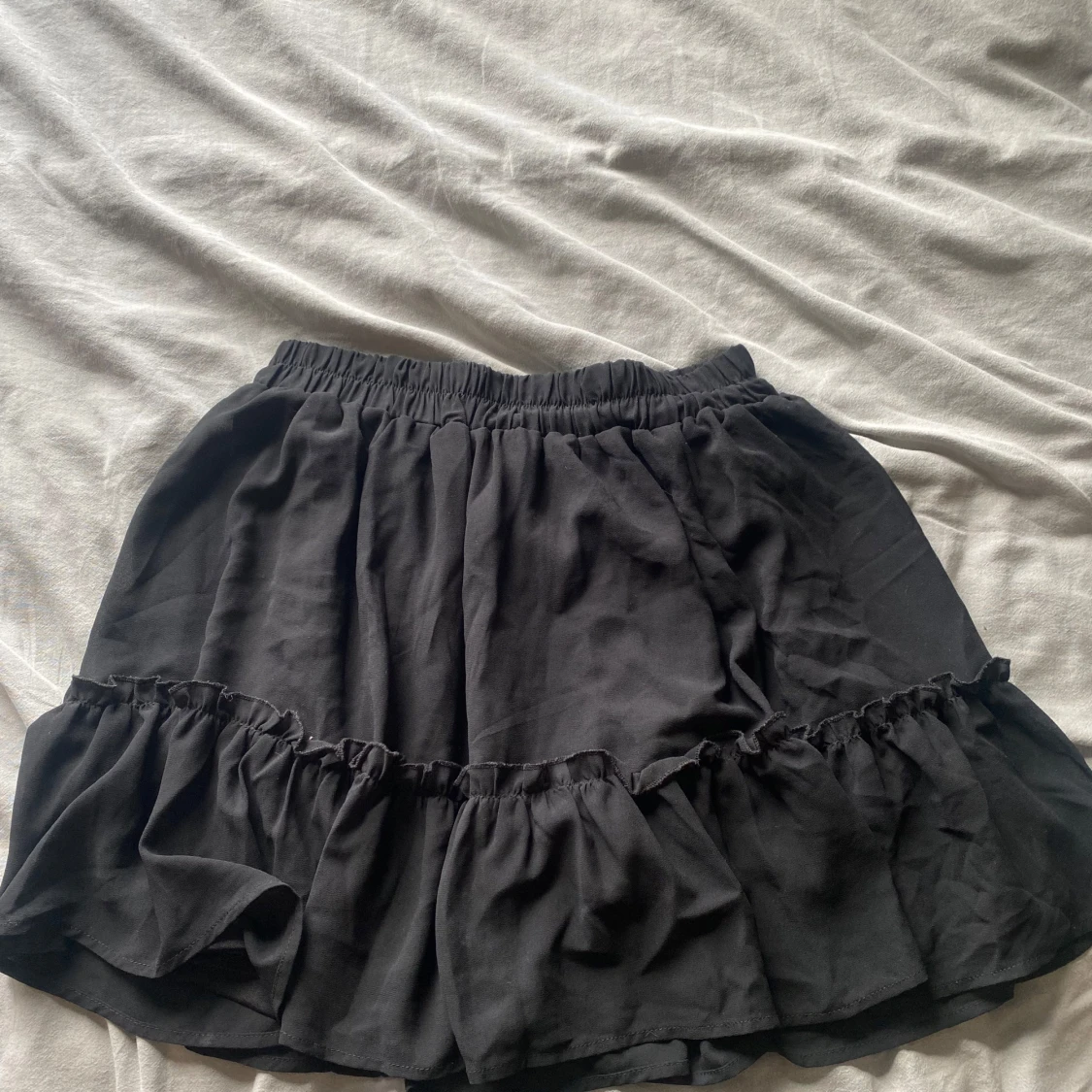 Svart volangkjol med resårmidja