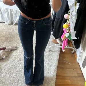 Bootcut jeans från ONLY, mörkblå - Mörkblå bootcut jeans från ONLY med låg midja 