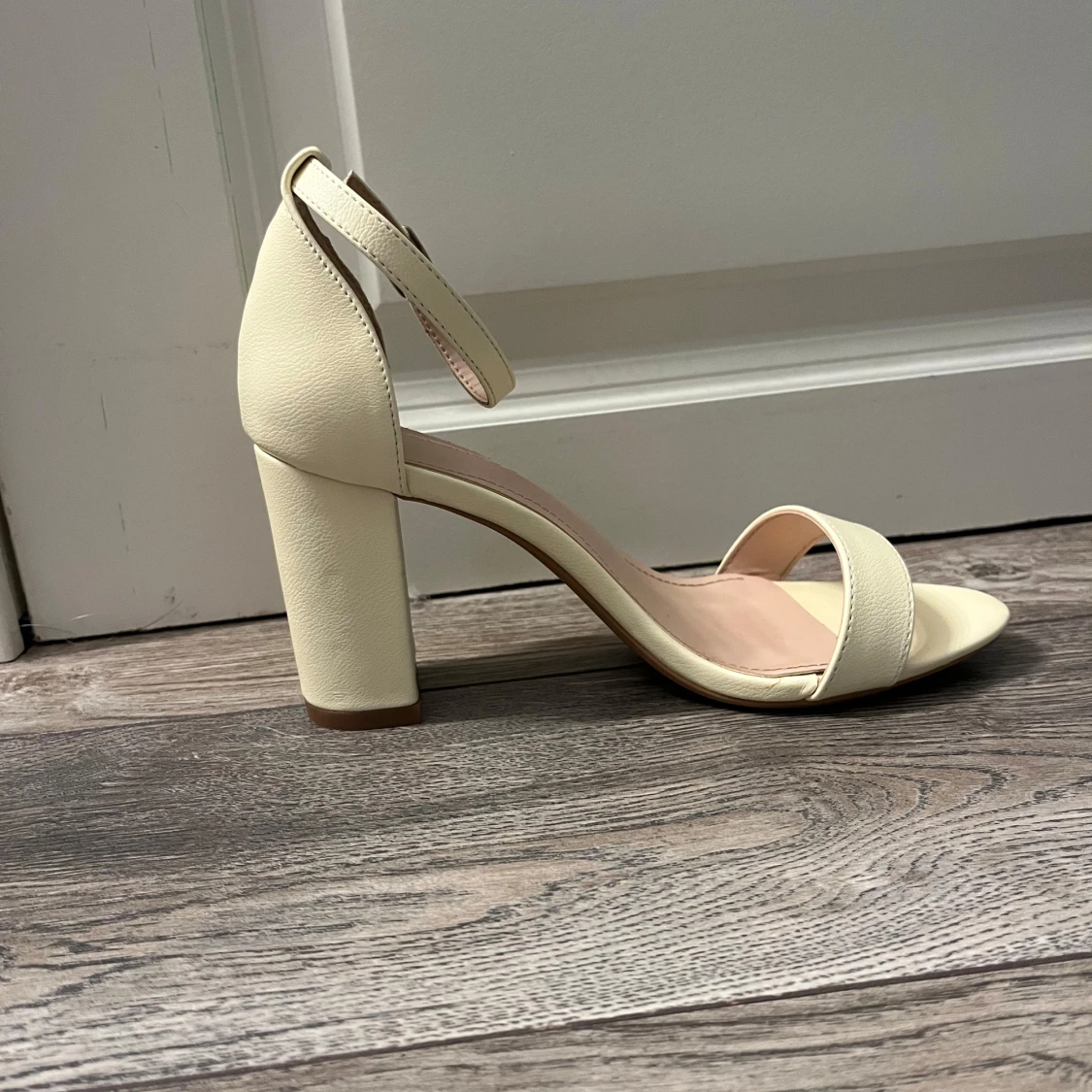 Ljusgula klackskor med blockklack