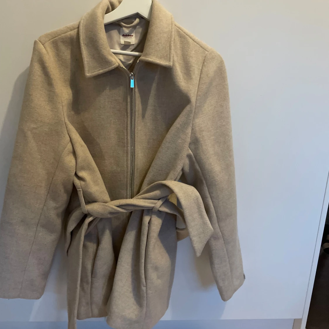 Beige kappa med bälte från Dobber - 1