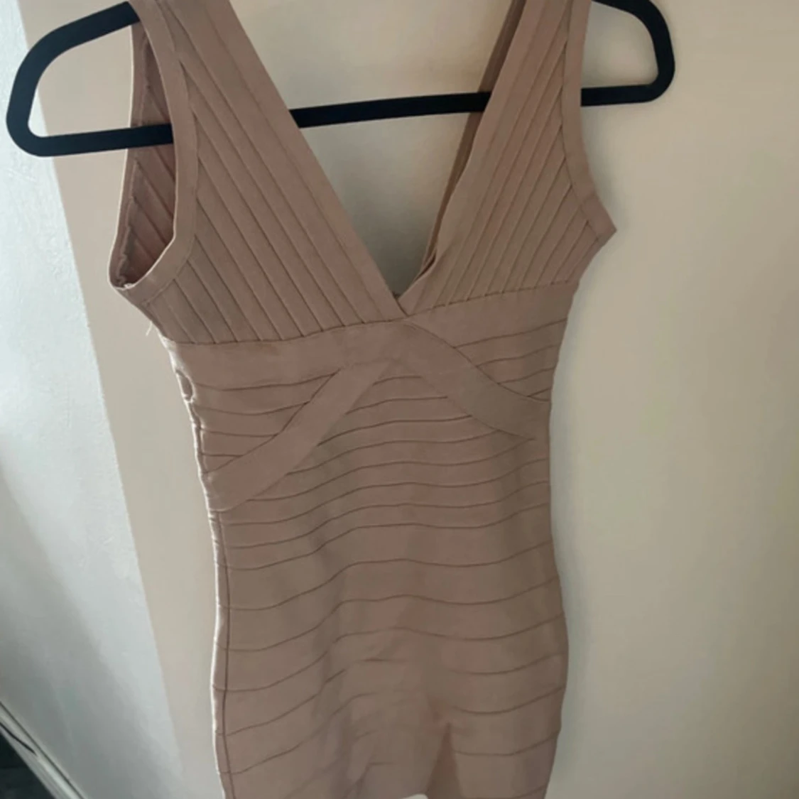 Beige tight kort klänning med v-ringning - 3