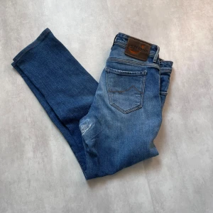 Blå jeans från Jacob Cohen - 🟫 Snygga blå jeans från Jacob Cohen  👖 Klassisk femficksmodell 🇮🇹 Tillverkade i Italien 🪡 Kontrastsömmar och läderpatch bak 🔵 Mellanblå tvätt med lätt slitning  📏 Storlek: 32 📦 Skick: Bra 💸 Nypris: 4000+ kr  📬 Skriv DM vid minsta fundering! 