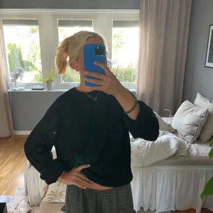 Svart stickad tröja - Svart stickad tröja, perfekt nu till hösten. Helt i nyskick!