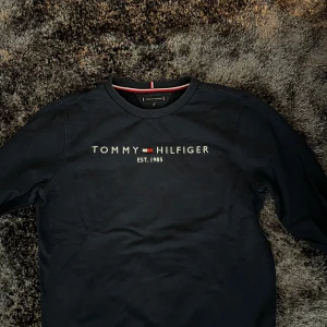 Mörkblå sweatshirt Tommy Hilfiger - Mörkblå sweatshirt från Tommy Hilfiger i mycket bra skick.
