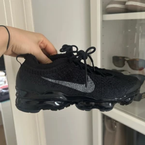Nike Vapormax Flyknit svarta sneakers - Pris kan diskuteras.