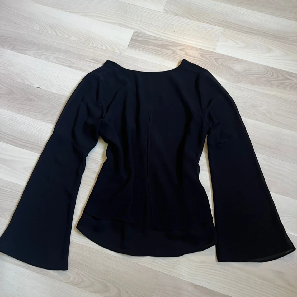 Svart blus med v-ringning - 1