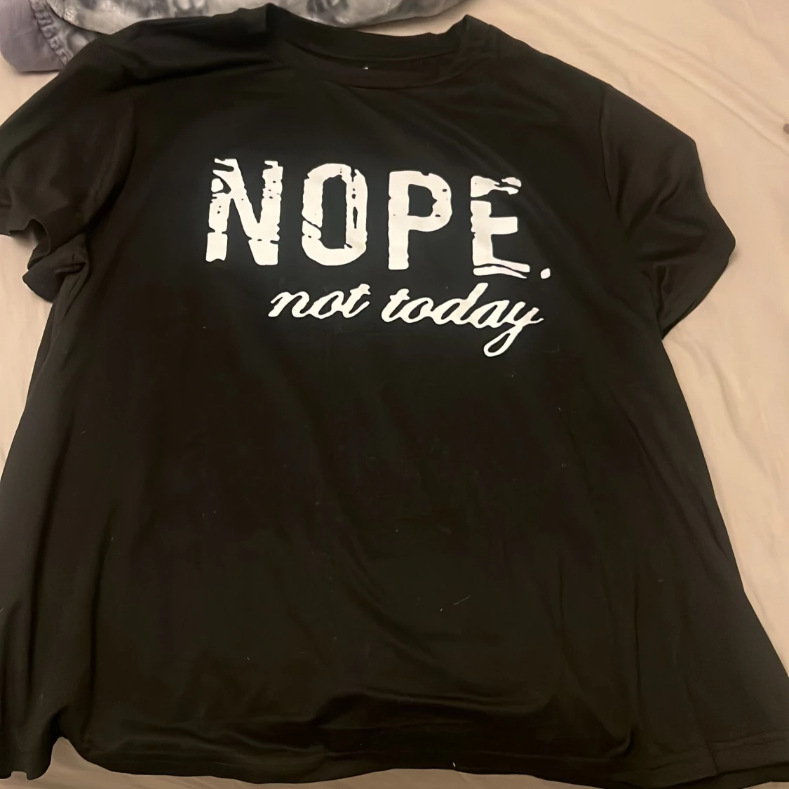 Svart t-shirt med tryck från Stmove Curve