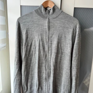 H&M merino ull kofta med hel dragkedja - Fin grå kofta från H&M Merino ull mix Storlek L Skicka meddelande vid några funderingar   Kolla gärna även in mina andra annonser