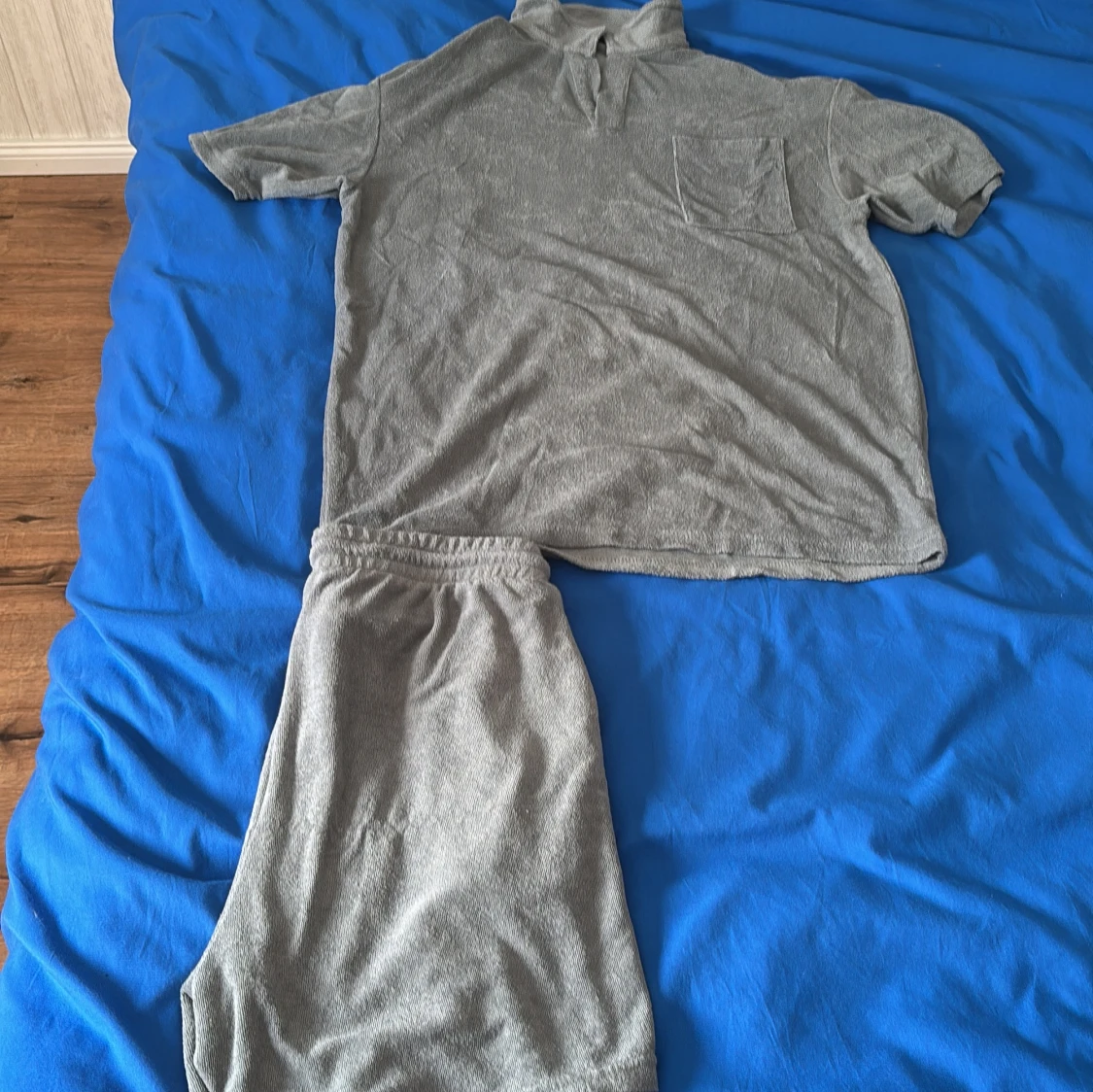 Grå frottéshorts med handdukströja storlek S är t shirt storlek m shorts