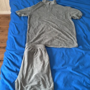 Grå frottéshorts med handdukströja storlek S är t shirt storlek m shorts - Mysiga grå shorts i mjuk frotté med elastisk midja för skön passform. Perfekta för chill dagar eller när du vill ha något bekvämt på dig. Enkel design utan mönster eller detaljer, passar dig som gillar en clean och avslappnad stil. Shortsen storlek m t shirt storlek S