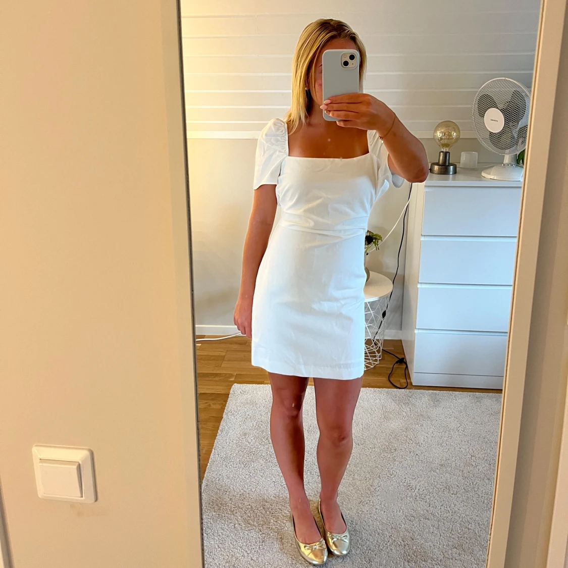 Vit kort klänning med puffärm och öppen rygg, Zara
