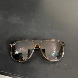 Ray-Ban boyfriend solglasögon leopard - Snygga Ray-Ban boyfriend RB 4147 med leopardmönstrad båge i brunt och gult. Stora, fyrkantiga glas med mörk toning ger cool vibe. Perfekt accessoar för att lyfta din stil och skydda ögonen mot solen.