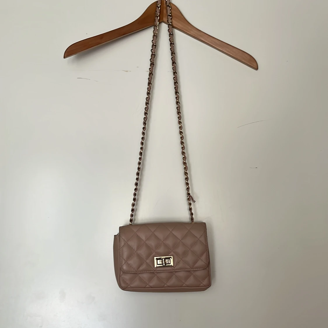 Beige quiltad axelväska med kedja