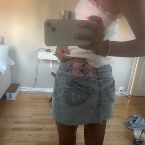 Ljusblå jeanskjol  - Snygga detaljer bak till. Klipp den själv, men går lika bra att sy upp eller vika upp
