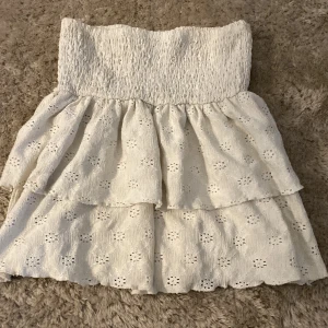 Vit volangkjol från Gina Tricot - Supersöt vit kortkjol från Gina young. Tror att den är i storlek 146/152💕 Enda som är ”slitet” är att etiketten innuti kjolen halvt åkt av, men inget som syns. Se sida 3🤗