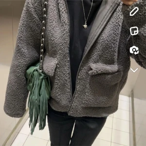 Grå populär teddyjacka från Zara - säljer denna supergulliga teddyjackan från zara. väldigt fint skick och inga defekter. perfekt inför höst. storlek 164 men passar som xs/s. 💕💕( skriv om ni vill ha egna bilder) 