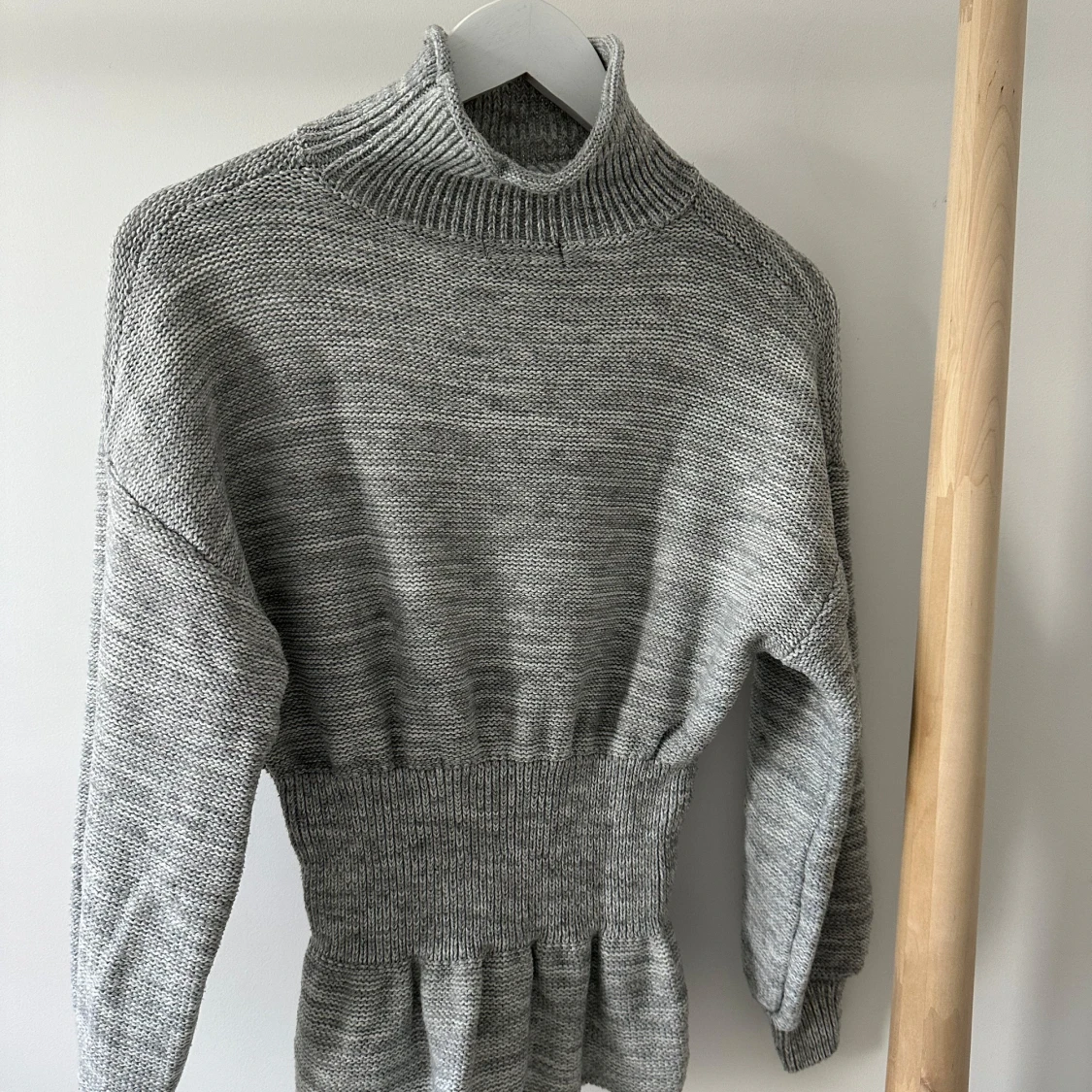 Grå stickad polotröja från SHEIN - 1