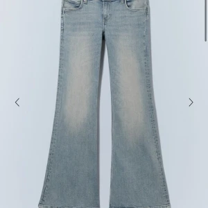 Ljusblå bootcut jeans med låg midja från weekday - Säljer ett par ljusblå jeans med bootcut-modell och låg midja från weekday. Köpta i storlek 24/32 men uppsydda till 24/30