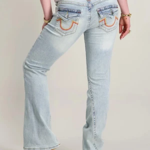  True Religion jeans  - Säljer ett par helt nya True Religion Joey Ombre jeans! Aldrig använda – alla lappar sitter fortfarande kvar. Storlek: 25 Midjemått (rakt över): 36 cm Innerbenslängd: 81 cm  Köparen står för frakten. Pris kan diskuteras vid snabb och smidig affär. 