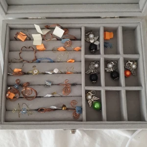 Handgjorda ringar och änglar - Jag säljer handgjorda superfina ringar och änglar i olika storlekar och metaller för att alla ska kunna få en perfekt ring 😍 20% av inkomsten swishar jag vidare till barncancerfonden 🙏 skriv om det är några frågor eller om du vill ha bild på ett speciellt smycke. Änglarna kostar 35 kr styck och ringarna 40 kr styck! 