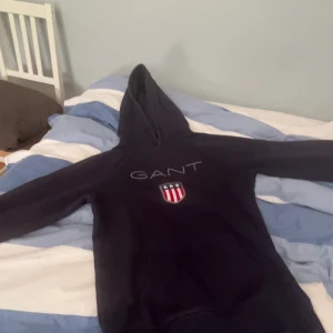 GANT hoodie - Har växt ur denna, men när jag använde den så skötte jag den utomordentligt så den är i mycket bra skick. Inga skador eller defekter. Vid frågor är det bara att skriva😀