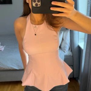 Rosa halterneck topp med öppen rygg - Säljer denna rosa halterneck topp med öppen rygg från Zara. Helt ny med prislappen kvar, storlek XS. Skulle säga att den passar en S också. 250 kr + frakt! Vid fler frågor, etc skriv privat 🙌🏼🩷☀️🍋‍🟩✌🏼🫰🏼🏄🏽‍♀️