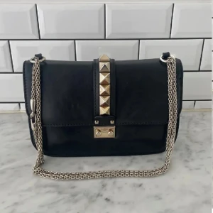 valentino väska - säljer min sååå snygga valentino glam lock väska!!! jättebra skick🩷🩷pris kan diskuteras vid snabbaffär
