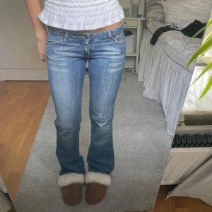 Blå bootcut jeans från ONLY 29/34 - Säljer ett par snygga blå jeans från ONLY med bootcut passform och låg midja. Första bilden är tagen från personen jag köpte jeansen från då de inte passade mig men jag har själv aldrig använt de💕💕