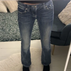 Miss Me bootcut jeans - Säljer ett par sjukt snygga miss me jeans som tyvärr blivit för korta för mig. Dom är sen tidigare köpta från A2 vintage och fläckarna samt de två borttappade knapparna (se bild 5 och 3) var så redan innan jag köpte dem. Midjemåttet är 34! Helt perfekta nu till hösten!!🙌🏼🍁Skriv vid fler frågor!
