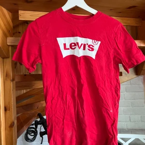 Levis T-shirt - Säljer då jag aldrig använder. Har väll använt eventuellt kanske 2 gånger ända sen jag fick den för ca 5 år sen eller något sånt. Tänker att den kan komma till hands till någon som använder den. Det är ifrån barn sektionen med storlek 176cm // 16år så ungefär storlek S. Skriv vid frågor eller köp direkt😁
