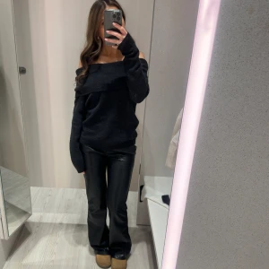 Svart offshoulder stickad tröja - Säljer denna jättesnygga svarta stickade tröjan med offshoulder-design och långa ärmar. Den är i nyskick då den knappt är använd🩷