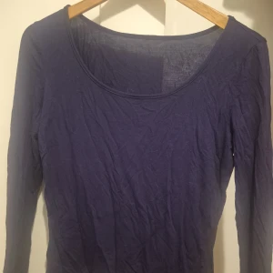 Mörkblå långärmad bomullströja - En basic mörkblå långärmad tröja i mjuk bomull. Tröjan har rund halsringning och enkel, stilren design som passar perfekt till jeans eller kjol. Perfekt för lager-på-lager under höst och vår. Den har lite katthår på sig men ja, kan tas bort enkelt